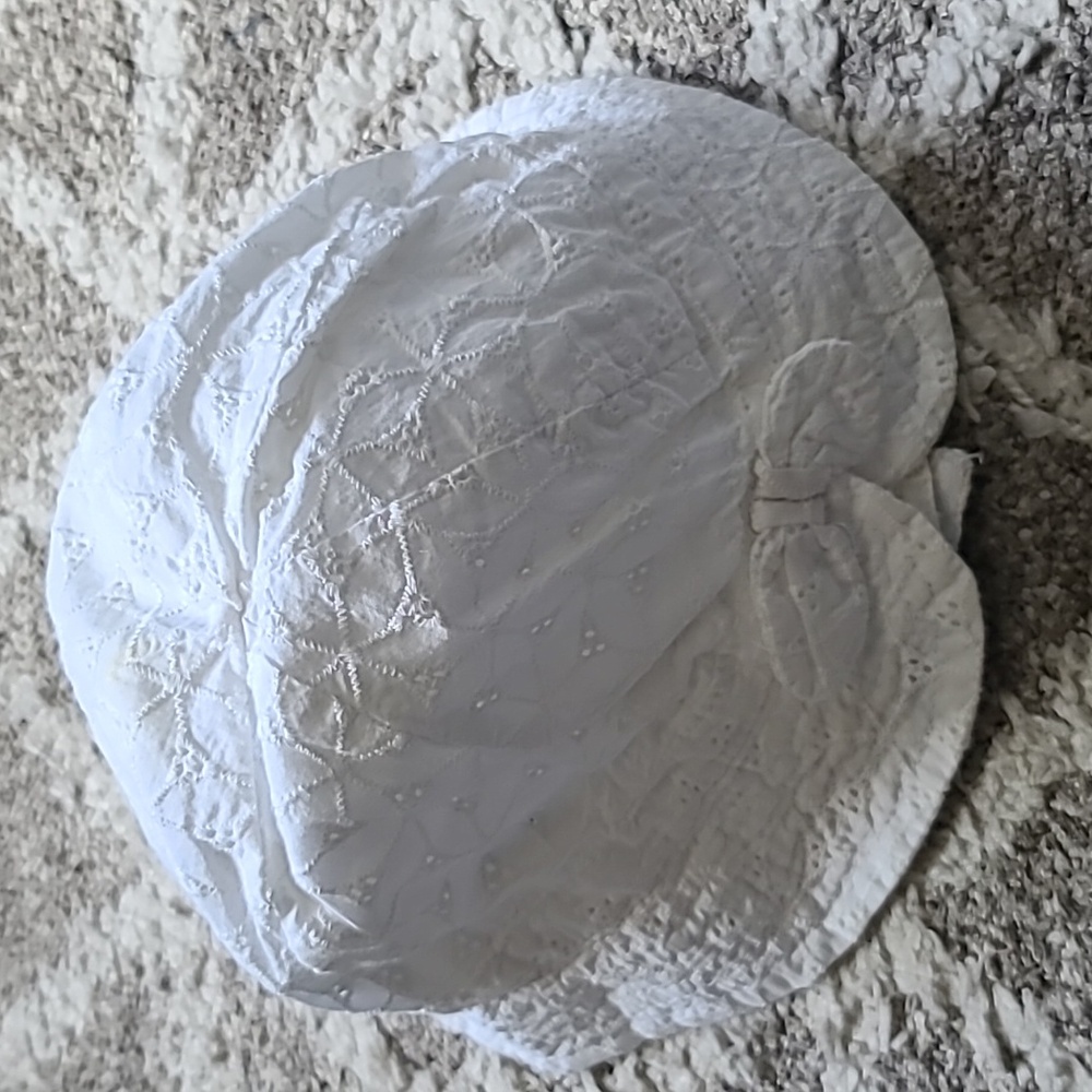 10 for $25 - Zara Infant Girls White Hat with Chin Strap
